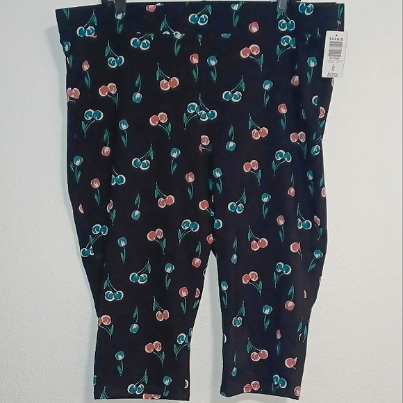 🍒NWT Torrid cherry capri leggings - Picture 2 of 7